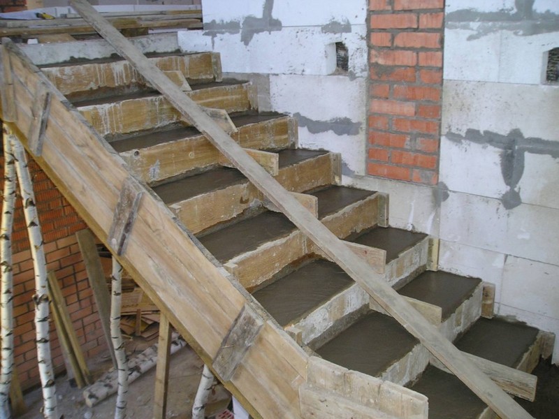 заливка лестницы бетоном