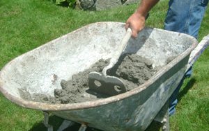 Как сделать бетон дома ручным способом?